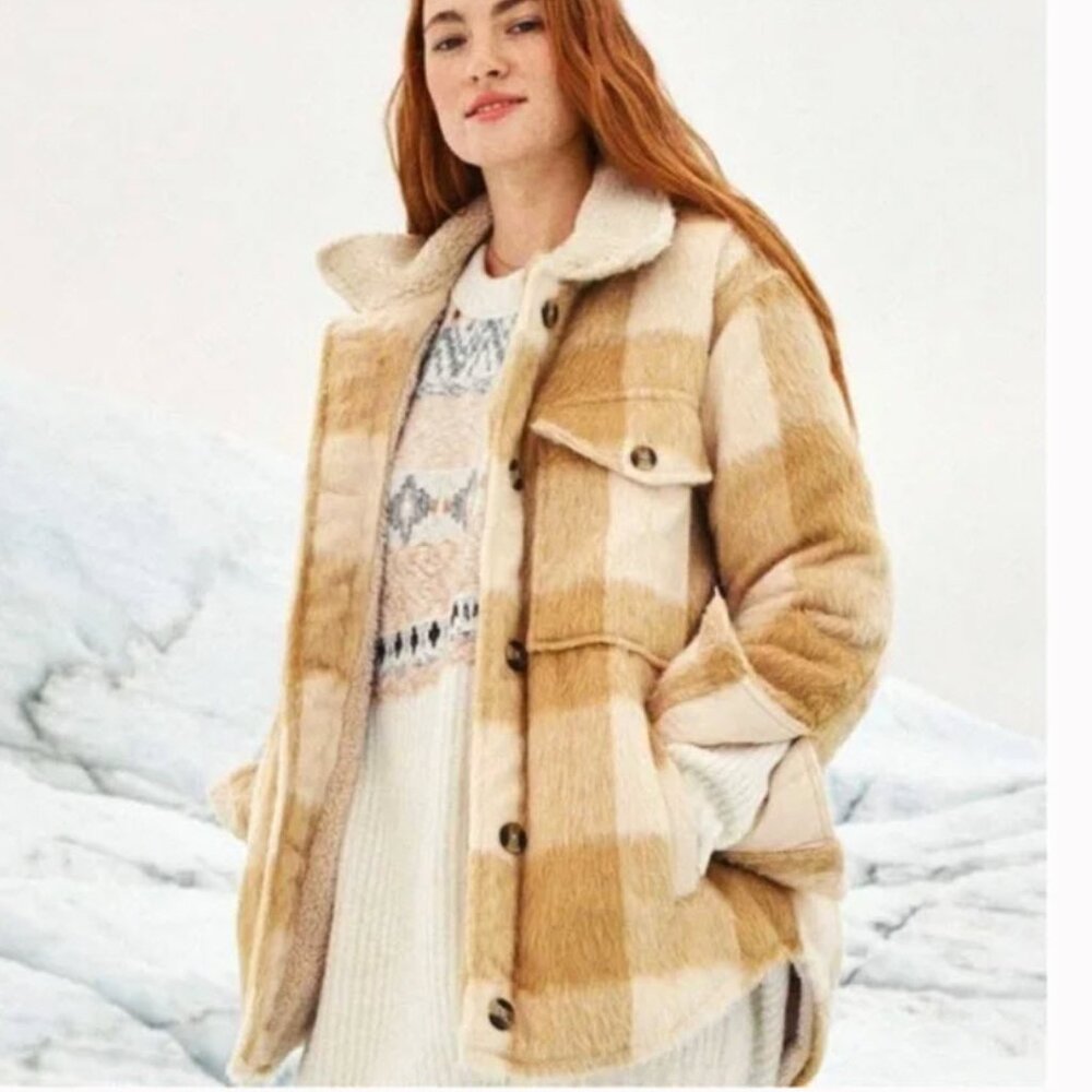 American Eagle Sherpa Teddy Shacket Plaid Tan Cream Cozy Jacket size Medium